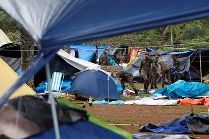Miembros del ejército desmantelan el campamento que dejaron los partidarios de Jair Bolsonaro, en Brasilia, el 9 de enero.