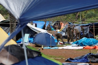 Miembros del ejército desmantelan el campamento que dejaron los partidarios de Jair Bolsonaro, en Brasilia, el 9 de enero.