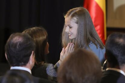 La reina Letizia felicita a la princesa Leonor después de su intervención en el acto celebrado este miércoles en el Instituto Cervantes.