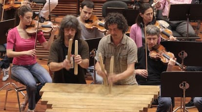 El grupo Oreka Tx durante un ensayo con la Orquesta Sinfónica de Euskadi el pasado mes de mayo.