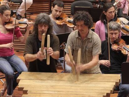 El grupo Oreka Tx durante un ensayo con la Orquesta Sinfónica de Euskadi el pasado mes de mayo.