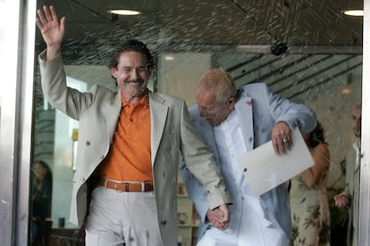 Tres Cantos (Madrid), 11 de julio. Primera boda entre dos personas del mismo sexo, ocho días después  de la aprobación de la ley que permite estas uniones. Emilio Menéndez (i) y Carlos Baturín reciben una lluvia de arroz, tras la ceremonia oficiada por el portavoz de IU en el Ayuntamiento, José Luis Martínez Cestau.