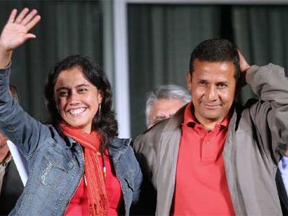 Ollanta Humala y su esposa, Nadine Heredia, saludan a sus seguidores en Lima tras la votación del domingo.
