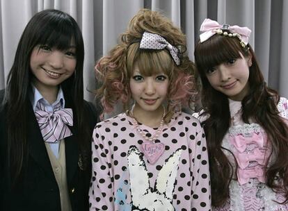 Las embajadoras de la cultura pop japonesa se han presentado en sociedad. Una Lolita, una eterna colegiala y una representante de la moda Harajuku tratarán de promocionar en todo el mundo esos curiosos estilos de moda. Misako Aoki, Yu Kimura y Shizuka Fujioka son las Comunicadoras de Tendencias de la Cultura Pop Japonesa, aunque en el ministerio de exteriores nipón todos las conocen como <i>embajadoras kawai</i>. Las tres están orgullosas de representar a su país en el extranjero a pesar de que, al menos por el momento, ninguna habla inglés.