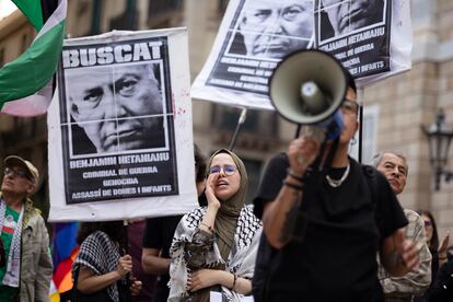 Protesters launching slogans and carrying banners in favor of Palestine and claiming the government to break relations with Israel.