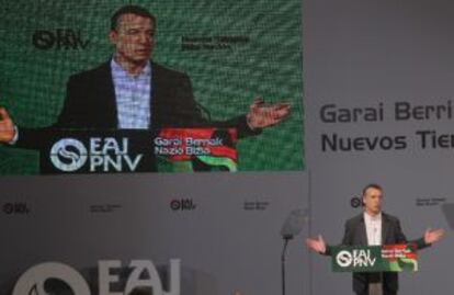 Iñigo Urkullu, durante la asamblea del PNV celebrada ayer en Barakaldo (Bizkaia), en la que fue reelegido presidente.