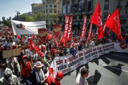 Un momento de la manifestación convocada por los sindicatos, a su paso por el Ayuntamiento, que bajo el lema "Sin empleo de calidad no hay recuperación. Más cohesión social para más democracia" ha recorrido las calles de la capital con motivo del Primero de Mayo.