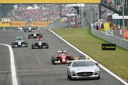 El 'safety car' guiando a los bólidos durante el Gran Premio de Hungría, en el circuito de Hungaroring.