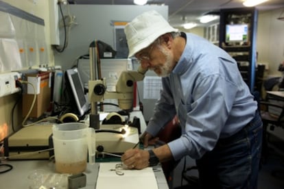 Miguel Alcaraz trabajando en una de sus láminas en un laboratorio del buque <i>Hespérides'</i>