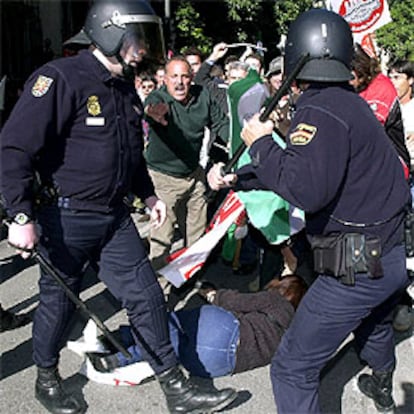 Enfrentamientos entre manifestantes y agentes antidisturbios producidos durante la manifestación celebrada en defensa del PER.