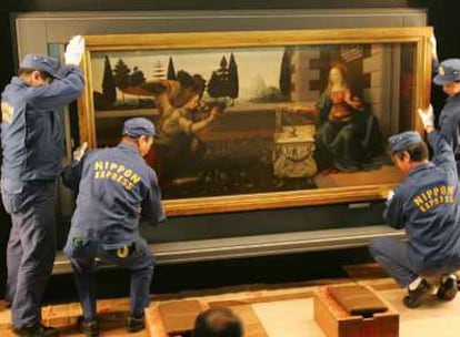 Trabajadores del Museo Nacional de Japón cuelgan &#39;La Anunciación&#39;