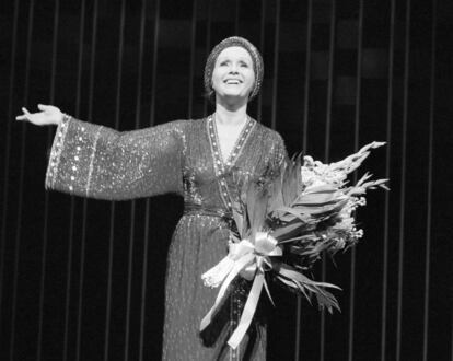 Debbie Reynolds saluda al público tras representar en el teatro de Nueva York 'La mujer del año', en 1983.