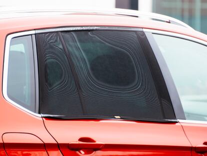 Artículo de EL PAÍS Escaparate que describe el parasol para ventanas traseras del coche más vendido en Amazon