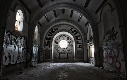 La capilla est&aacute; en la cuarta planta. El paso de los saqueadores ha dejado escasos recuerdos del lujo que un d&iacute;a envolvi&oacute; al hospital de Marina, pero gracias a peque&ntilde;os restos de m&aacute;rmol, madera y retales de cortinas que han sobrevivido, el visitante a&uacute;n puede recomponer la lustrosa imagen que la cl&iacute;nica ofreci&oacute; durante su medio siglo de existencia. 
 