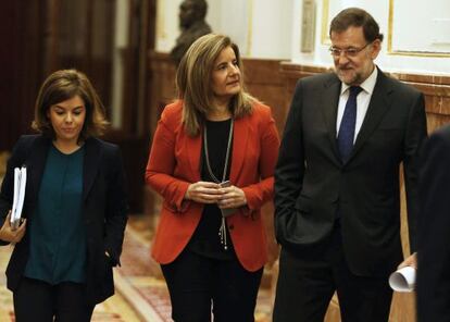 Fátima Báñez, en el centro, junto a Rajoy y Sáenz de Santamaría, a su llegada a la sesión de control del pleno del Congreso.