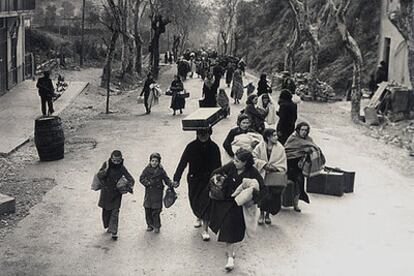 Mujeres y niños camino de la frontera francesa a principios del año 1939.