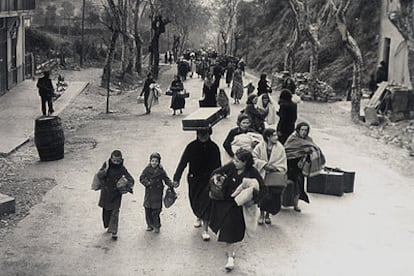 Mujeres y niños camino de la frontera francesa a principios del año 1939.