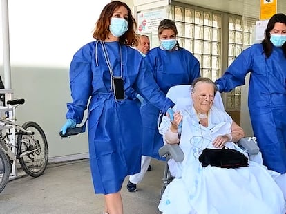 Juana Román, de 70 años, sale por primera vez a dar un paseo después de siete meses en la UCI.