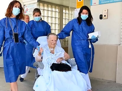 Juana Román, de 70 años, sale por primera vez a dar un paseo después de siete meses en la UCI.