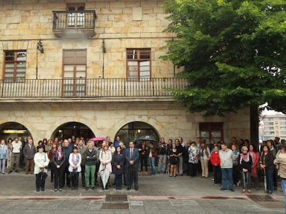 Concentración frente al Ayuntamiento de Galdakao