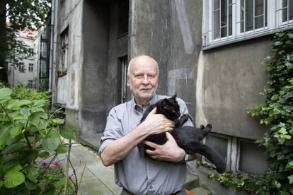 Adam Zagajewski, en su casa en Cracovia en 2017.