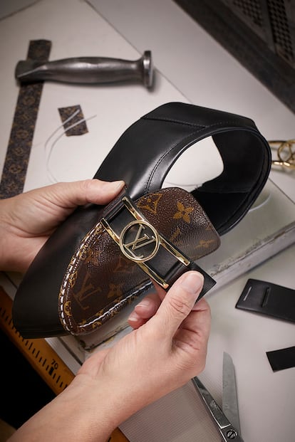 El zapato se corona con una hebilla metálica con la insignia LV Circle, con las iniciales del creador de la maison. 