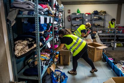 Voluntarios en el polideportivo Severo Rodríguez en Los Llanos, donde los vecinos donan ropa y alimentos para los afectados por la erupción del volcán en La Palma.