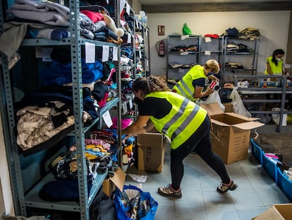 Voluntarios en el polideportivo Severo Rodríguez en Los Llanos, donde los vecinos donan ropa y alimentos para los afectados por la erupción del volcán en La Palma.