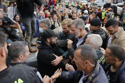 El rey habla co un hombre en medio de la tensión en Paiporta. 