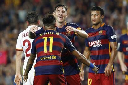 Neymar felicita a Messi por su gol.