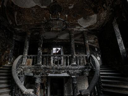 Mariupol (Ukraine), 08/12/2022.- An interior view of the destroyed Drama Theatre in Mariupol, Ukraine, 08 December 2022. The Mariupol Drama Theater was destroyed on 16 March during Russian airstrikes and the siege of the city. The restoration of the theater by Russian specialists began in September and is scheduled to finished within three years. More than 5,000 builders are currently working on the restoration of the city, the number of personne is to be increased to 30,000 by spring 2023. Mariupol is expected to be completely rebuilt in three years. (Rusia, Ucrania) EFE/EPA/SERGEI ILNITSKY
