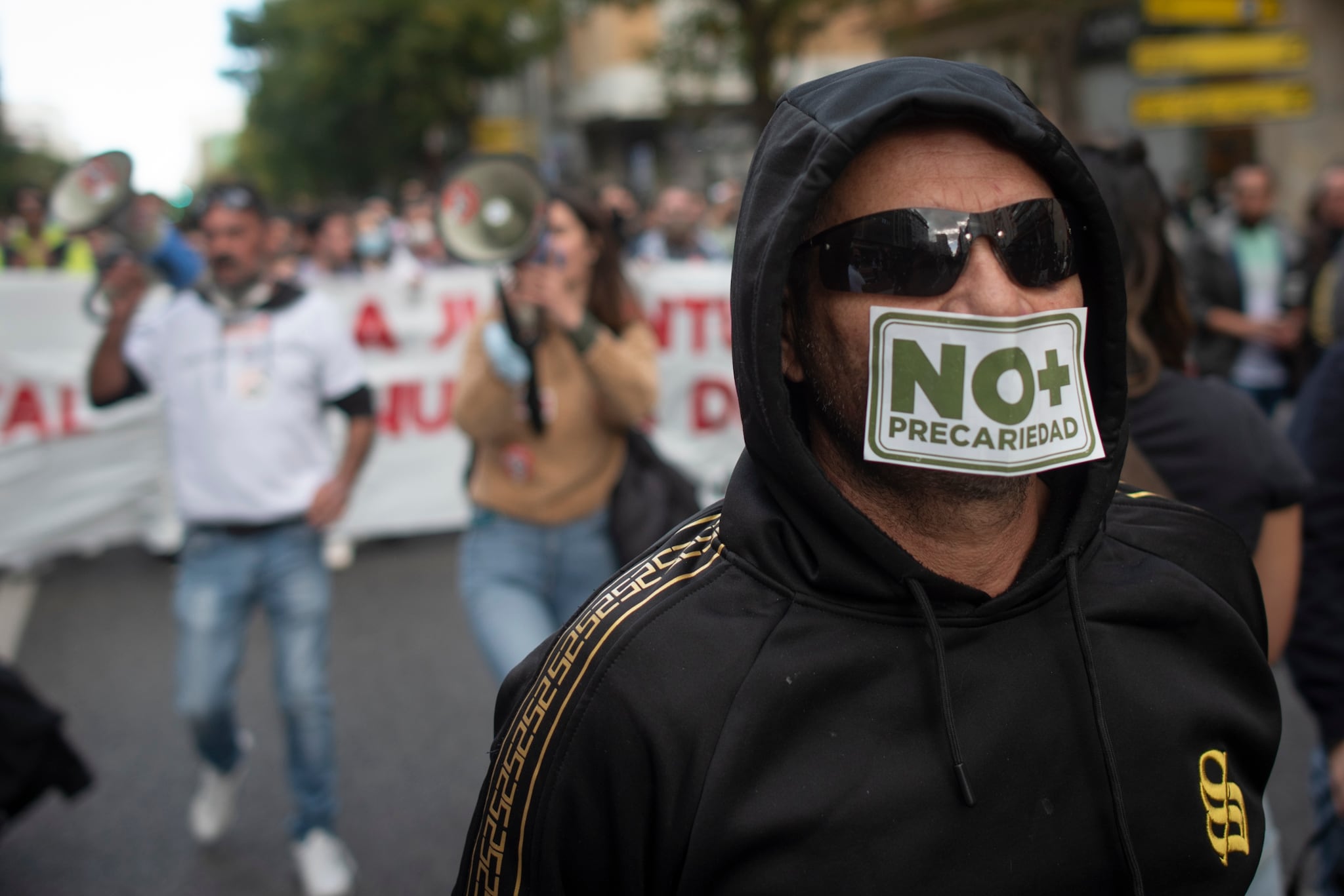 Un trabajador con la pegatina de 'No más precariedad' durante la última gran huelga del metal en Cádiz, en noviembre de 2021.