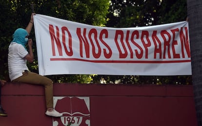 Un hombre sujeta un cartel durante la manifestación por las calles de Managua (Nicaragua).