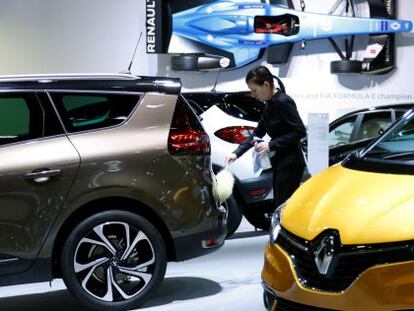 Una trabajadora un autom&oacute;vil de Renault expuesto en el Sal&oacute;n del Motor Europeo en Bruselas.