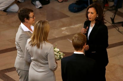 Kamala Harris oficia la boda de Kris Perry y Sandy Stier, en San Francisco, el 28 de junio de 2013. El Estado de California reanudó la emisión de licencias matrimoniales a parejas del mismo sexo tras una congelación de 4 años y medio. 
