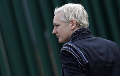 Julian Assange, a su llegada al tribunal de Belmarsh, en Londres, esta mañana.