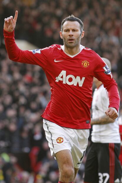 Ryan Giggs celebra un gol ante el Liverpool este año.