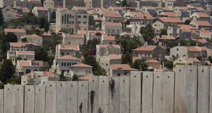 Vista del muro de que circunda el asentamiento de Pisgat Zeev.