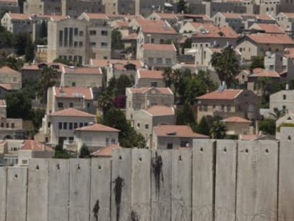 Vista del muro de que circunda el asentamiento de Pisgat Zeev.