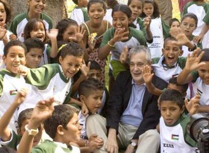 El presidente de Andalucía con los niños saharauis