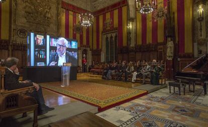 Un momento de la entrega de la medalla de oro al mérito cultural, a titulo póstumo, al editor Claudio Lopez Lamadrid, en el Ayuntamiento de Barcelona.