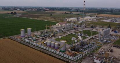 Vista aérea del almacén subterráneo de gas Snam en Minerbio, Italia.