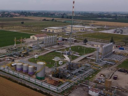 Vista aérea del almacén subterráneo de gas Snam en Minerbio, Italia.