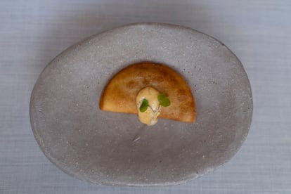 Carimañola rellena de berenjena con espuma de erizos.