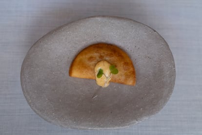 Carimañola rellena de berenjena con espuma de erizos. 