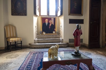 La obra favorita de la princesa Rita Boncompagni Ludovisi de toda la colección es un retrato a partir de una fotografía de ella y su esposo que ha colocado a la entrada de la villa, su casa los últimos 20 años.