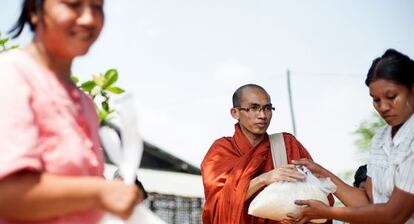 King Zero reparte arroz entre inmigrantes ilegales birmanos.
