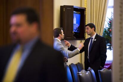 El presidente del Comité de Presupuestos de la Cámara de Representantes de Estados Unidos, el republicano Paul Ryan (d), habla con el congresista de Illinois Aaron Schock (c) en el Capitolio de Washington DC (EE UU) tras el preacuerdo alcanzado anoche entre la Casa Blanca y el Senado con el que se pretenden evitar los efectos del llamado 'abismo fiscal'.