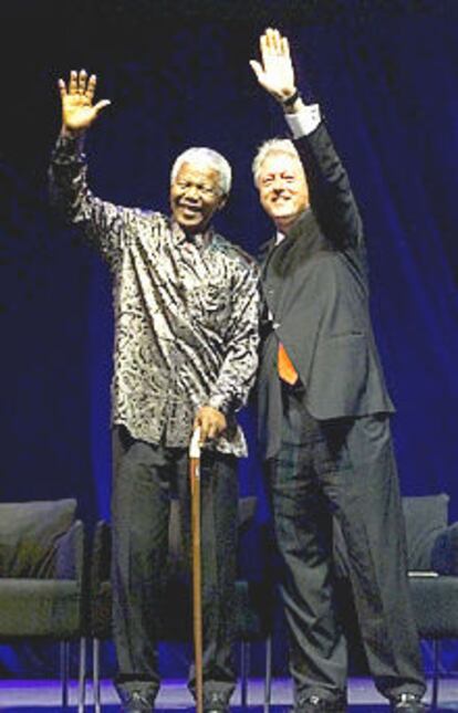 Nelson Mandela y Bill Clinton, ayer en el acto de clausura de la Conferencia Internacional del Sida celebrada en Barcelona.