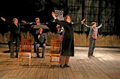 Mercedes Herrero, en primer plano, durante la representaci&oacute;n de &#039;The Laramie Project&#039;.